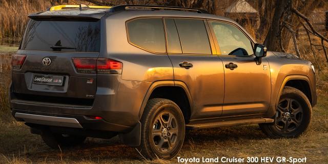 Toyota Land Cruiser 300 3.5T HEV GR-Sport - Image 3
